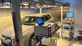 Voll verkabelt: VW Golf eTSI auf dem Prüfstand (Bild: Fraunhofer IBP)