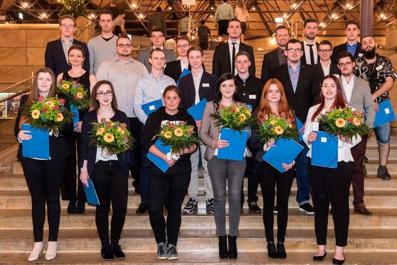 Tolle Leistung: die Prüfungsbesten der Kfz-Innung Mittelfranken. (Bild: Kfz-Innung)