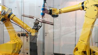 Premiere für Fanuc Deutschland auf der LASYS 2016: Zwei Roboter demonstrieren die effektive Kollaboration zwischen Scanner-Greifer- und Bearbeitungsroboter, der mit dem Fanuc-Faserlaser YLR mit 3 kW Leistung zur 3D-Rohrbearbeitung ausgestattet ist. (Königsreuther)