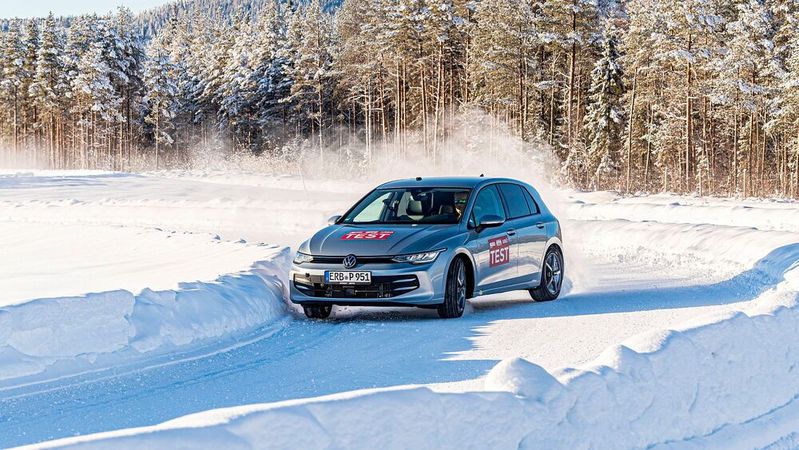 Auf Schnee erreichen die besten Ganzjahresreifen das Leistungsniveau eines echten Winterreifens. Das kann jedoch zu Einbußen beim Nassgrip führen.(Bild:  GTÜ)