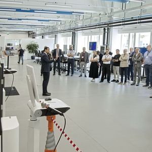 Blick in den Showroom, wo das gesamte Portfolio aus dem Senk- und Drahterodierbereich präsentiert wird.(Bild:  Matthias Böhm)