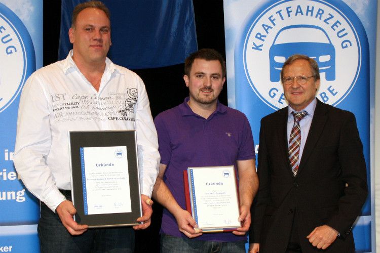 Der beste Absolvent des Prüfungsjahrgangs im Bereich Kfz-Mechatronik Pkw: (v.li.) Ausbilder Thomas Dietz  (Autohaus Widmann & Winterholler, Dachau), Prüfungsbester Michael Gassner und Obermeister Hans Medele. (Foto: Innung)