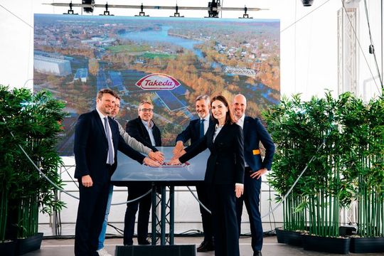 Feierliche Eröffnung der Photovoltaik-Anlage bei Takeda in Oranienburg mit Buzzer-Druck. v.l.n.r.: Daniel Keller, Finanzminister des Landes Brandenburg; Alexander Tönnies, Landrat des Landkreises Oberhavel; Björn Lüttmann (SPD), Mitglied des Landtages Brandenburg, Vorsitzender der SPD-Landtagsfraktion Brandenburg; Dr. Steffen Kammradt, Geschäftsführer der Wirtschaftsförderung Land Brandenburg (WFBB); Chris Buttkus (Standortleitung, Takeda); Christoph Schmidt-Jansa, stellvertretender Bürgermeister der Stadt Oranienburg. (Bild:  Takeda)