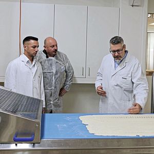 Thomas Trachsel präsentiert Davide Cannova von Eplan und Thom Moser von Aveniq die neueste Anlage von Rondo Burgdorf.(Bild:  Lion Communication)