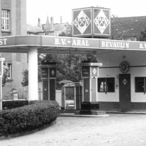 Eine Aral-Tankstelle in den Dreißigerjahren(Bild:  Autoren-Union Mobilität/Aral)