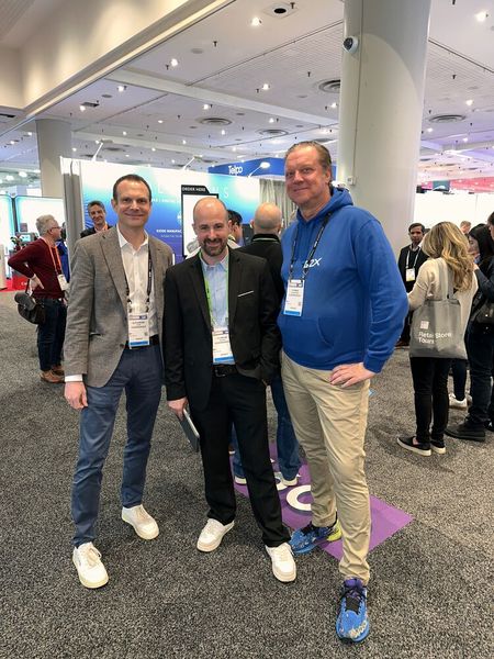 (v. l.) Alexander Hahn (Vusiongroup), Florian Geiger (DEINZER) und Thomas Skorzewski (B2X) sind jedes Jahr auf der NRF. (Bild: Vogel IT-Medien GmbH)