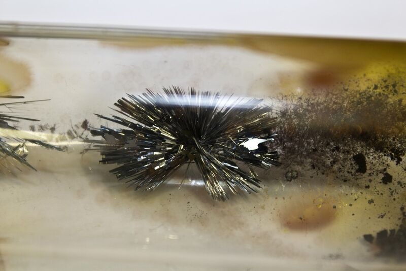Ein künstlich gewonnener Kristall vom schwarzen Arsen.  (Bild: Prof. Dr. Peer Schmidt)