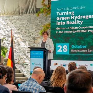 Dr. Ramona Schröer bei der Abschlussveranstaltung zum Forschungsprojekt Power-to-MEDME in Santiago de Chile.(Bild:  AHK Chile)