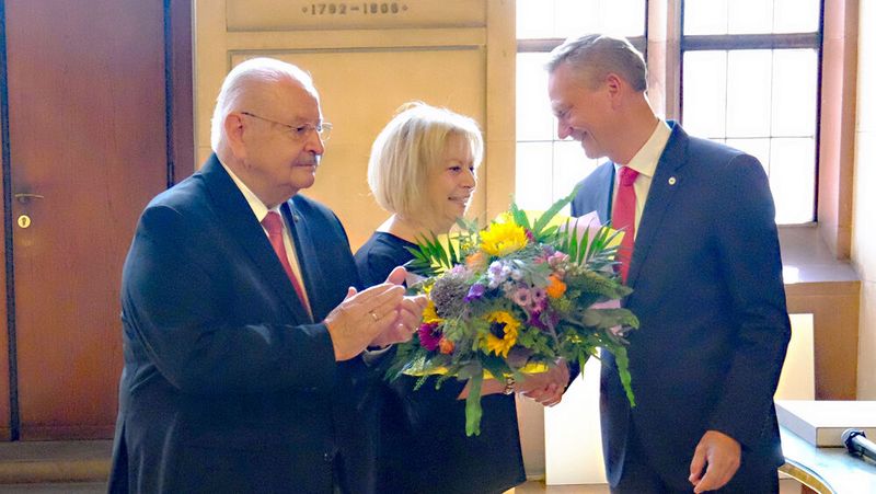 Blumen für die starke Frau an seiner Seite, für Silvia Karpinski-Schmitt (Bild: Zietz – VCG)
