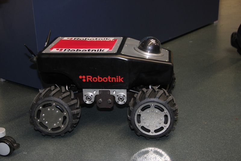 Über Stock und Stein: mobiler Roboter auf vier Rädern. (Bild: Kroh)