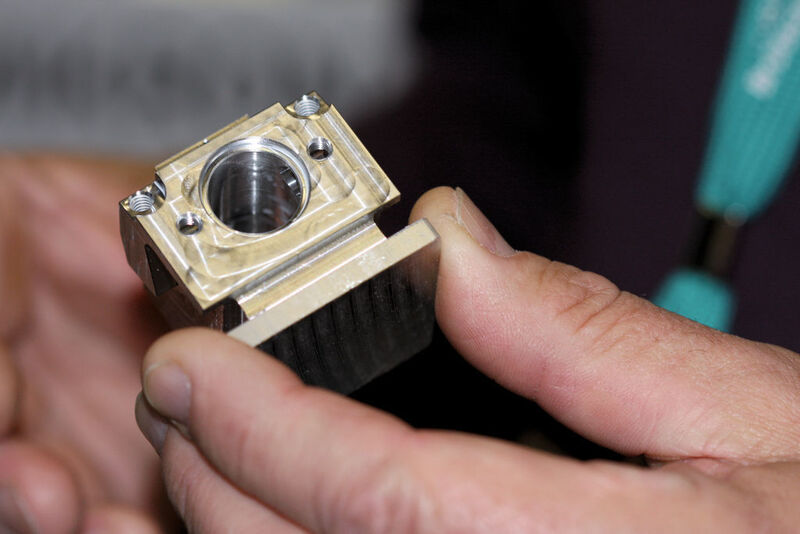 Das auf einer Mikron HSM 400U LP Fräsmaschine gefertigte Werkstück wird von den Teilnehmenden begutachtet.  (Bild: M. Böhm)