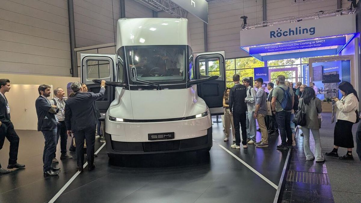 Einer der Hingucker auf der IAA Nutzfahrzeuge: der elektrische Tesla Semi. (Bild: Simon – VCG)