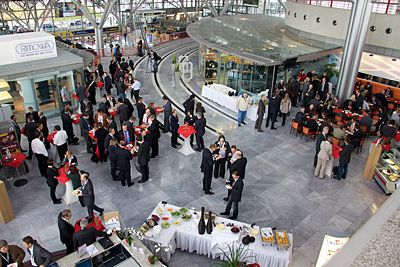 Der Lunch fand mitten im Terminal 1 statt. 
Bild: IX-Media/AEB (Archiv: Vogel Business Media)