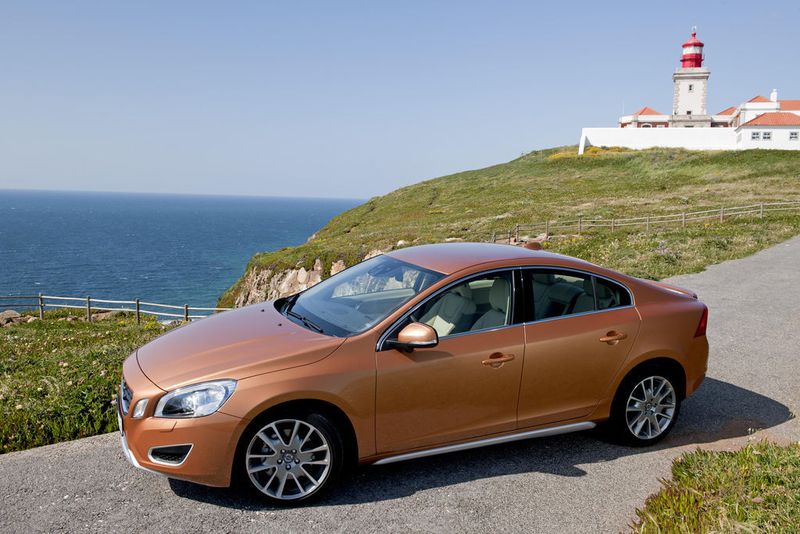 „Das Profil strahlt ein so starkes Coupé-Feeling aus, dass die hinteren Türen bei genauem Hinsehen so etwas wie eine angenehme Überraschung sind“, schwärmt Volvo Design-Direktor Peter Horbury. (Archiv: Vogel Business Media)