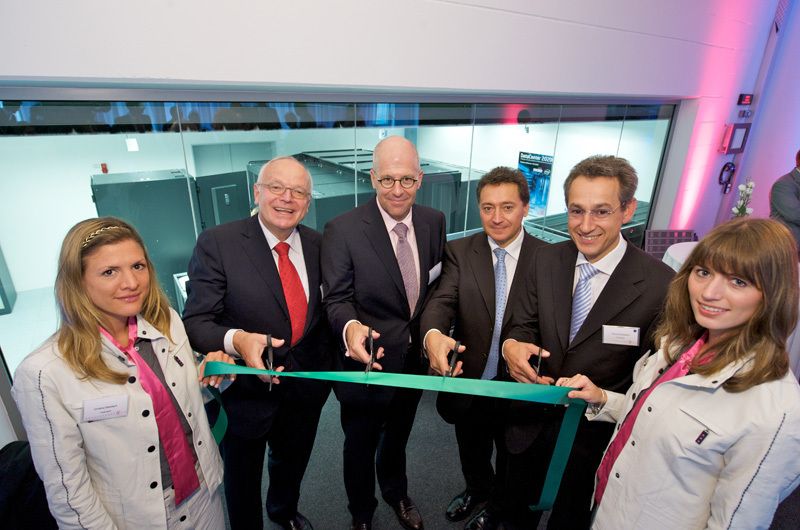 Feierliche Einweihung des DataCenter 2020 am 18.9.2009 (v.l.n.r.): Joachim Langmack, Chief Sales Officer Corporate Customers und Mitglied der Geschäftsführung bei T-Systems und Olaf Heyden, Geschäftsführer T-Systems und Leiter Information and Communications Technology Operations bei T-Systems sowie Christian Morales, Vice President, Sales and Marketing Group, Gerneral Manager EMEA bei der Intel Corporation und Hannes Schwaderer, Geschäftsführer Intel GmbH. (Archiv: Vogel Business Media)