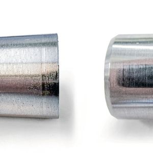 Vergleich der typischen Oberfläche eines Drehteils (links) mit einer durch Aussenreiben fertigbearbeiteten Buchse.  (Bild:  Vollrath)