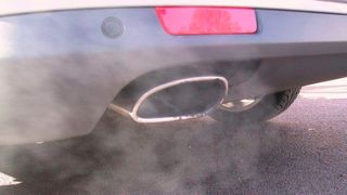 Die gesteckten Klimaschutzziele sollen unter anderem durch CO2-Grenzwerte für Fahrzeuge erreicht werden. Autoherstellern drohen Strafen, wenn sie ihre individuellen Vorgaben verfehlen. (Bild: E. Mission)