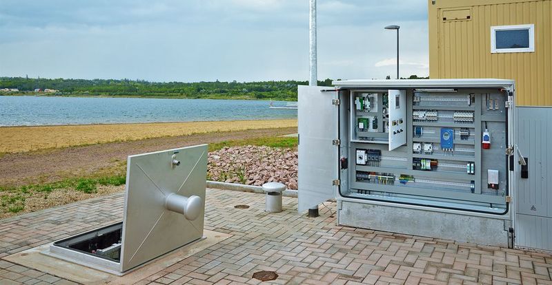 Diverse Schächte und Brunnen beschäftigen Instandhaltungsteams mit regelmäßigen Kontrollrundgängen. Für Entlastung sorgt eine Mess- und Übertragungseinrichtung mit Batterie und Modem. (Phoenix Contact)