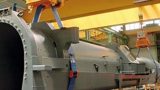 Die Wendeeinheiten von Pfeifer unter Last. Für dieses sperrige Teil wurden zwei Wendeeinheiten eingesetzt. (Archiv: Vogel Business Media)