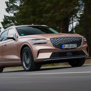 Der GV70 kommt auf 4,71 Meter Länge, ist also rund 10 Zentimeter kürzer als seine direkten Rivalen  Audi Q8-E-tron oder Mercedes EQE SUV.(Bild:  Genesis)