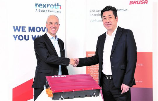 Intensivierte Zusammenarbeit! Ming Jiang (rechts), Verwaltungsratspräsident von Brusa Hypower und Thomas Donato, Mitglied des Vorstands der Bosch Rexroth AG, bekräftigen die Minderheitsbeteiligung von Bosch an Brusa per Handschlag. Das steckt dahinter...(Bild:  Bosch Rexroth)