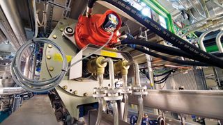 Im Knetreaktor wird synthetisch hergestellter Kautschuk von seinem Lösungsmittel getrennt. Am Fraunhofer PAZ sind solche Anlagen sowohl im Labor- als auch im Technikumsmaßstab verfügbar. (Bild: © Fraunhofer IAP, Alexander Krause)