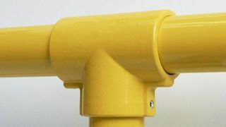 Bei den einschaligen, geschlossenen Rohrverbindern von Brinck wird das Rohr in den Verbinder hinein geschoben bzw. gesteckt und mit Senkschrauben befestigt. (Bild: Brinck)