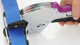 Ein Gerät für alle 35- und 55-mm-Zurrgurte: die neue Vorspann-Prüfzange von Seilflechter. (Bild: Seilflechter)