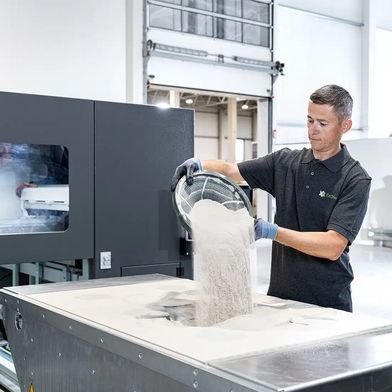 Die S-Print Pro von ExOne liefert die bewährte Teilequalität und Wiederholgenauigkeit der S-Max Pro – des weltweit am häufigsten installierten Sand-3D-Druckers – in einer erschwinglichen, einfach zu bedienenden Plattform mit geringerem Platzbedarf. (Bild: ExOne)