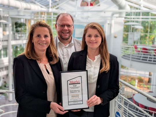 In den Top-10! Über die Platzierung unter den zehn besten „Top Mittelstandsunternehmen“ in Hessen freuen sich die geschäftsführenden Gesellschafter der Roth Industries (von links): Christin Roth-Jäger, Claus-Hinrich Roth sowie Dr. Anne-Kathrin Roth. (Bild:  Roth Industries)