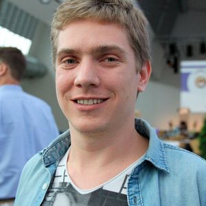 Lukas Singer, Swarowski: "Wir sind hier als Software-Entwickler. Wir haben genau diesen Fokus auf die Entwicklung von Bedienoberfläche für Industrieanlagen. Komplex ist einerseits der Prozess, den wir dem User darstellen müssen, andererseits der Überblick. Macht die Anlage, was sie soll? Nutzer sind für uns die Steuerungsentwickler, Maschinenbediener und Servicetechniker." (Bild:  Karin Pfeiffer)