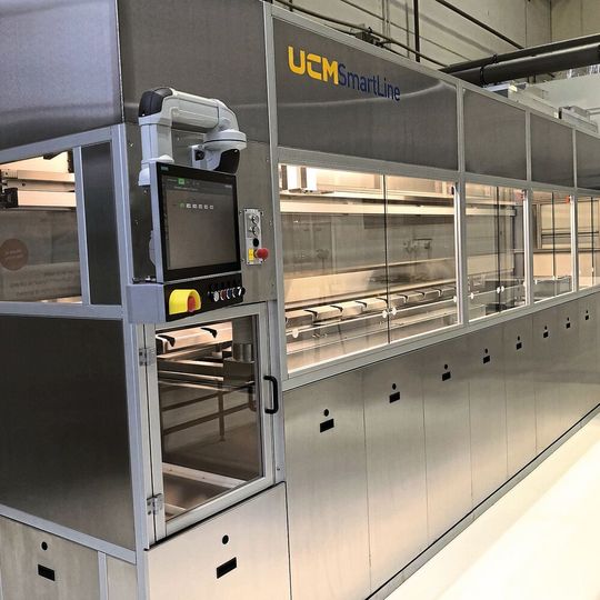 Das auf standardisierten Modulen basierende Anlagenkonzept ermöglicht die individuelle Konfiguration von Ultraschall-Tauchreinigungsanlagen für die Zwischen- und Endreinigung – auch mit direkter Anbindung an einen Reinraum. Das auf standardisierten Modulen basierende Anlagenkonzept ermöglicht die individuelle Konfiguration von Ultraschall-Tauchreinigungsanlagen für die Zwischen- und Endreinigung – auch mit direkter Anbindung an einen Reinraum.