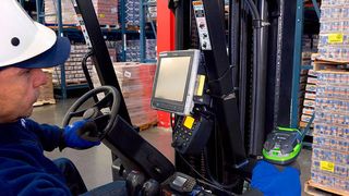 Durch die Tendenz zu höheren Regalen benötigen die Lagermitarbeiter künftig Geräte, die sowohl im Nahbereich als auch über größere Entfernungen gute Scanergebnisse liefern. (Zebra Technologies)