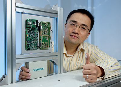 Dan Yu hat hier eine Lösung gefunden, indem er die Technologie der Hochfrequenz-Systeme mit der neuen Technologie der Ultrahochfrequenz verbindet. Er arbeitet in der zentralen Siemens-Forschung (CT) in Peking (Archiv: Vogel Business Media)