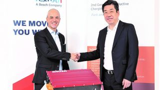 Intensivierte Zusammenarbeit! Ming Jiang (rechts), Verwaltungsratspräsident von Brusa Hypower und Thomas Donato, Mitglied des Vorstands der Bosch Rexroth AG, bekräftigen die Minderheitsbeteiligung von Bosch an Brusa per Handschlag. Das steckt dahinter... (Bild: Bosch Rexroth)