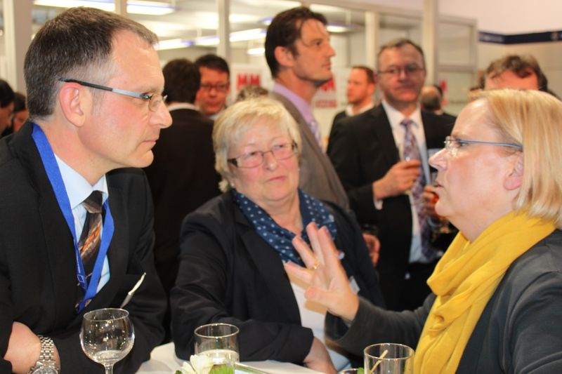 Am Dienstagabend wurde bei der Vogel Business Media am Messe-Stand in Halle 9 traditionell auf eine erfolgreiche Hannover Messe 2014 angestoßen. Gute Gespräche und Live-Musik von der Band „Famos“ sorgten bei den zahlreichen Standpartygästen für eine ausgelassene Stimmung. (Siegl/Vogel Business Media)