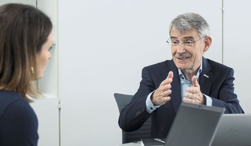 Franz-Xaver Bernhard, Vorstand Vertrieb, Forschung & Entwicklung der Maschinenfabrik Berthold Hermle AG: «Mit der neuen Maschinengeneration haben wir uns für die Zukunft aufgestellt, indem wir die gesamte elektrische Architektur neu designt und alle Schnittstellen auf den neuesten Stand der Technik gebracht haben.» (Bild: Matthias Böhm)