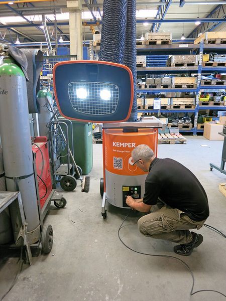 In die Absaughaube ist eine optionale Arbeitsplatzbeleuchtung integriert. (Bild: Finus)