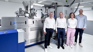 Vor dem Laborextruder (von links): Thorsten Burstedt, Polyram-MCT Germany; Dieter Groß, Feddem; Michaela Kohls, Polyram–MCT Germany; und David Constroffer, Feddem.  (Bild: Feddem)