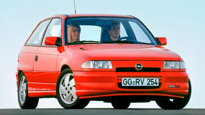 Im August 1994 erhielt die gesamte Astra-Palette ein Facelift. Ab diesem Zeitpunkt unterschied er sich der GSI optisch nicht mehr vom Serienmodell. Bis zur Überarbeitung zum Facelift Anfang Modelljahr 1994 wurde der GSi ausschließlich als dreitürige Schräghecklimousine verkauft. Im Modelljahr 1994 war der C20XE genannte 2.0i-16V-Motor mit 110 kW (150 PS) jedoch auch im fünftürigen Caravan bestellbar. Diese Variante wurde durch Opel als Caravan 16V bezeichnet. (Bild: Opel GmbH)