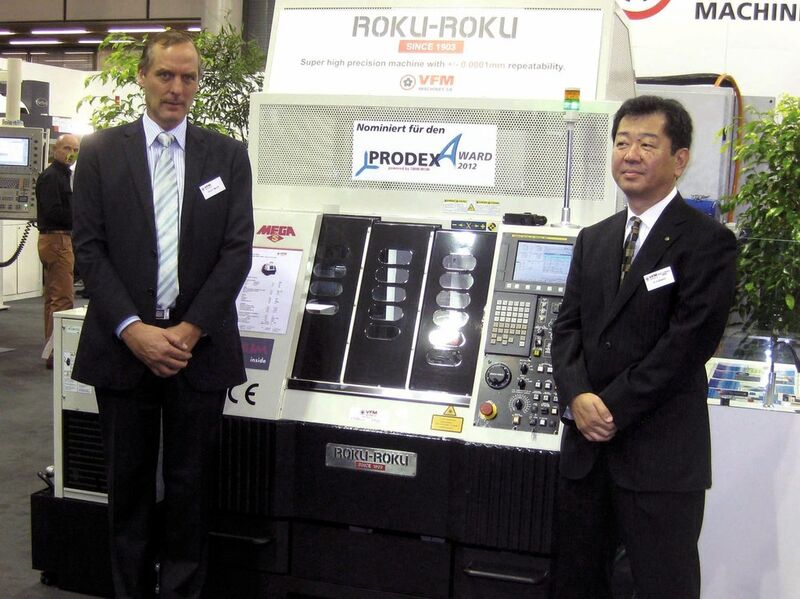 A gauche, Simon Wernli de VFM Machines SA, représentant de Roku-Roku pour la Suisse. A droite: H. Fujiwara, directeur des ventes chez Roku-Roku. (Image: MSM)