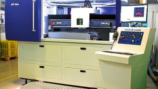 Legend Laser hat zusammen mit dem CNC-Spezialisten NUM ein hochpräzises Laserschneidsystem für die Dünnblechbearbeitung entwickelt: Die SRC-610. Sie kann auch Bohren, und bearbeitet laut Hersteller auch Keramik und Saphirglas mit einer Schneidpräzision von +/- 10 µm. (NUM / Legend Laser)