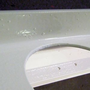 Bild 1: Pusteln auf einem lackierten Bauteil. Sie können auftreten, wenn das feuerverzinkte Bauteil nach dem Einbrennen der Grundierung noch mit einem Decklack versehen wird.