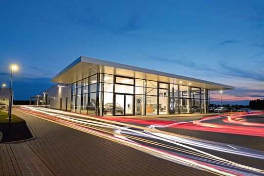 Der neue Standort des B&K-Autohauses an der Lisa-Meitner-Straße in Burgdorf bietet viel Platz für eine spätere Erweiterung. Das Grundstück hat eine Fläche von etwa 12.000 Quadratmetern – fast doppelt so viel wie das alte Grundstück am Ostlandring.(Bild:  Dethard Hilbig)