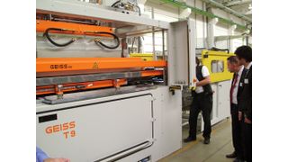 Bild 1: Eine automatisierte Thermoformmaschine des Typs T9 sorgt für eine prozessstabile Fertigung der Schaumfolienteile im Takt von zwei bis drei Minuten. (Bild: Geiss)