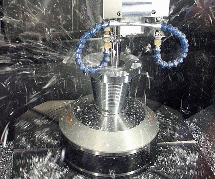 Volumenzerspanung von Aluminium mit ATS von Rother Technologie und Einschraubfräser mit rhombischen Wendeschneidplatten von FRANKEN: konische 8°-Bohrung ausfräsen mit n = 18000 1/min (vc = 2290 m/min, vf max. = 6000 mm/min). (Bild: Rother)