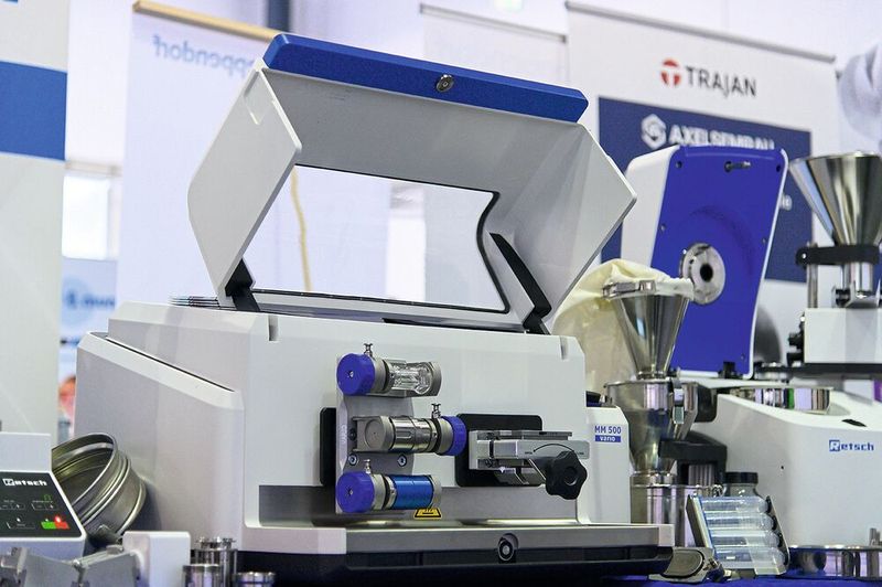 Was wäre eine Labormesse ohne Laborgeräte? – Am Stand von Retsch ist mit der MM 500 vario eine neue Schwingmühle ausgestellt. Damit dürfte die nächste Probenvorbereitung bestens gelingen.    Mehr Infos zu den kommenden LAB-SUPPLY-Messen finden Sie auf www.lab-supply.info (Bild: Stefan Stark)