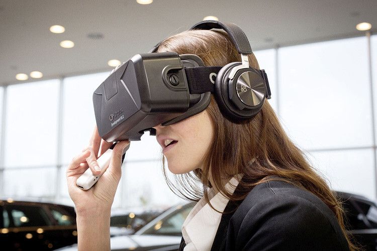 Damit das Wunschfahrzeug möglichst lebensecht angezeigt wird, gibt ein Hochleistungsrechner im Hintergrund Bilder in hoher Frequenz aus. Die Darstellung des Fahrzeugs verändert sich je nachdem, wohin der Kunde seinen Blick richtet und wie er den Kopf neigt. (Foto: Audi)