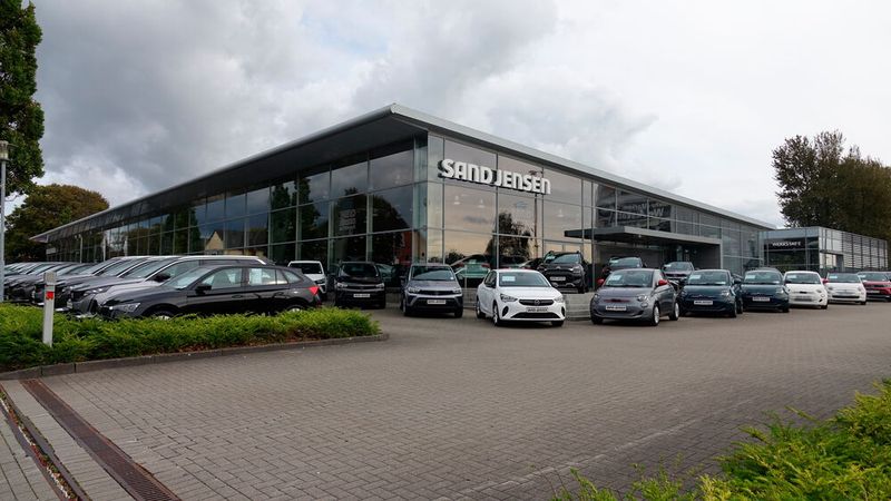 Den nördlichsten Punkt der Rundreise markierte das Autohaus Sand Jensen in Flensburg. Auch wenn hier alles auf einen Markenpartner – sowohl was die Größe als auch die Optik angeht – hindeutet: Das Autohaus ist schon immer zu 100 Prozent markenunabhängig. Ein starkes Standbein ist zweifelsohne das Handelsgeschäft – rund 1.800 Fahrzeuge unterschiedlichster Hersteller vermarktete das Autohaus jedes Jahr. (Bild: Schreiner – VCG)