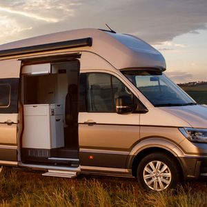 Vom kleinen Bruder T6 wird die zweifarbige Lackierung übernommen.(Bild:  Volkswagen)